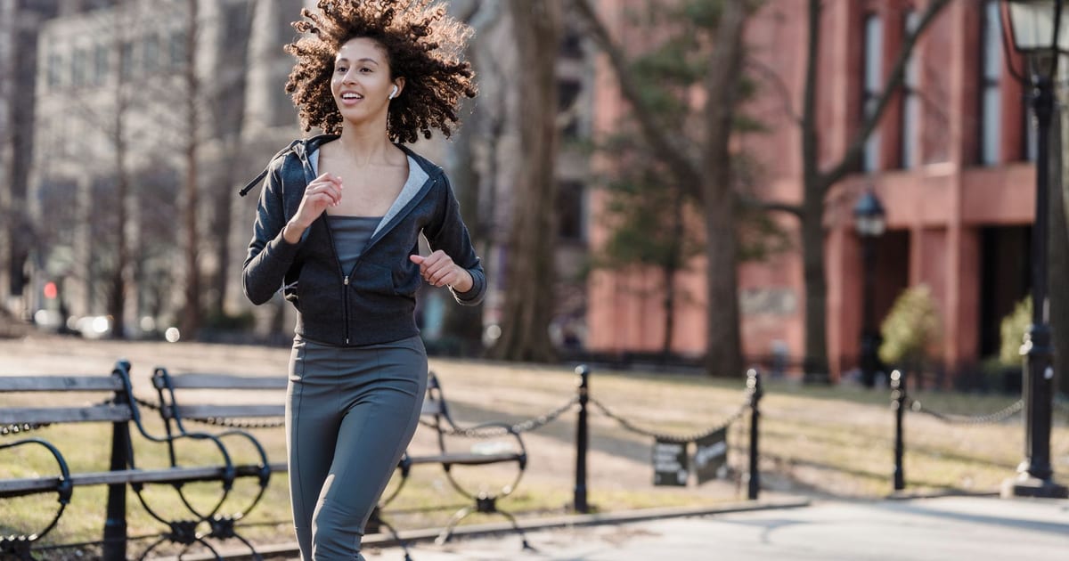 Auriculares para deporte y running 2026: cuáles aguantan el sudor de verdad