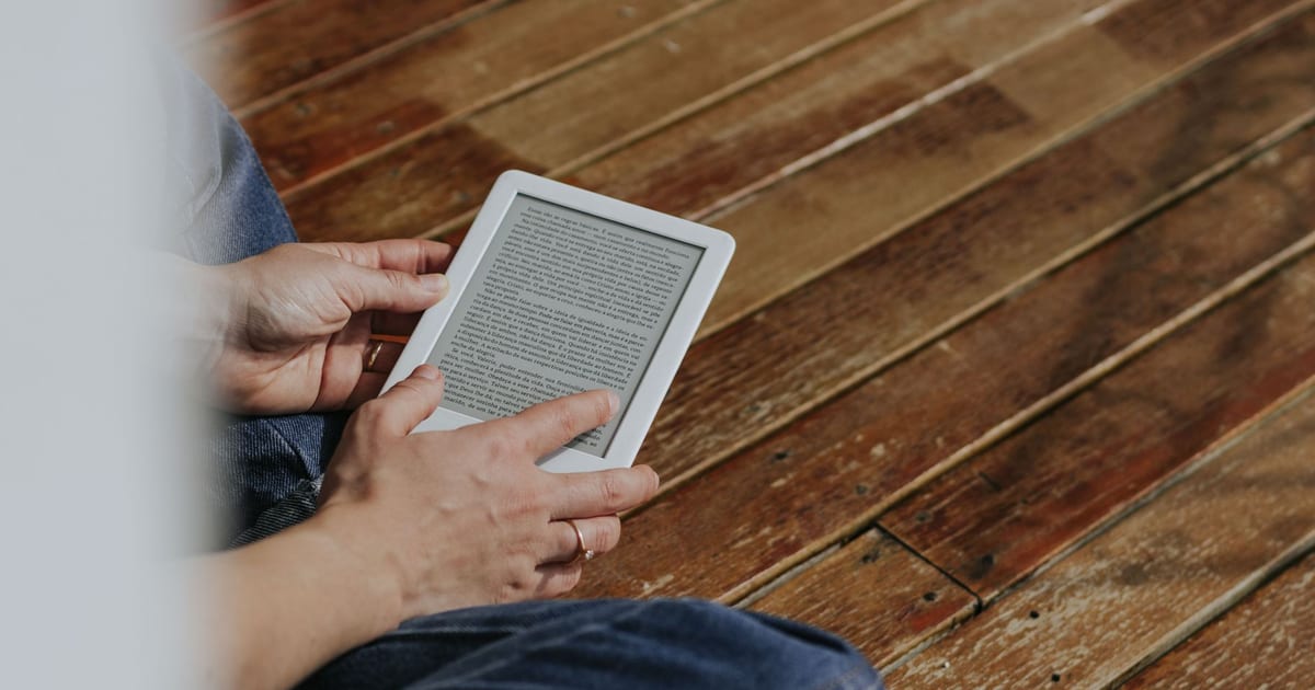 Kindle Paperwhite vs Kobo Libra Colour 2026: cuál e-reader comprar
