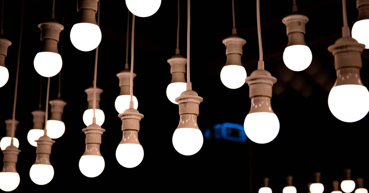 Bombillas inteligentes encendidas en una instalacion domestica