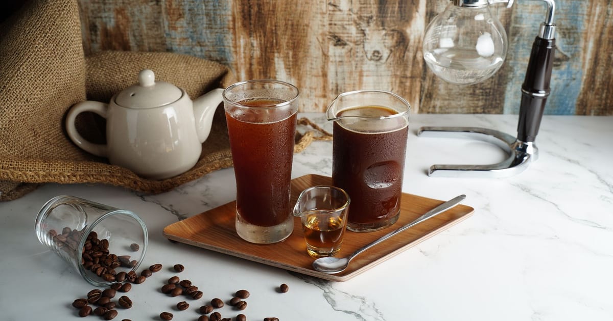 Cafe cold brew servido en jarra sobre una mesa