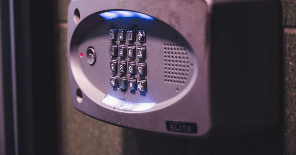 Teclado iluminado de cerradura electronica en una entrada