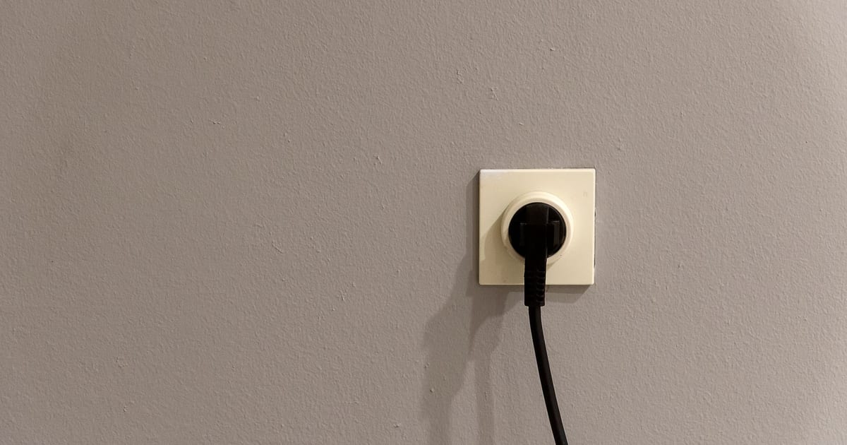 Enchufe conectado a una toma de pared domestica