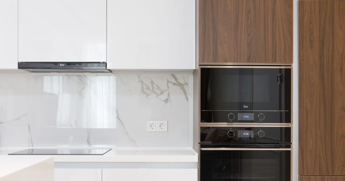Microondas integrado en una cocina domestica moderna