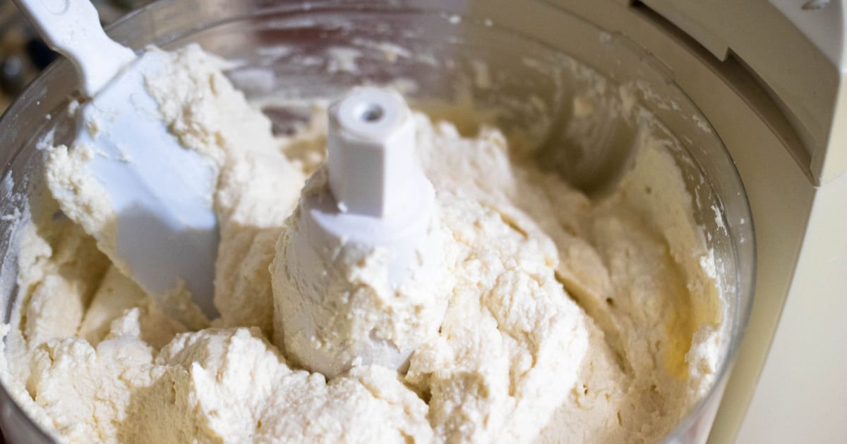 Masa mezclandose en un procesador de cocina domestico