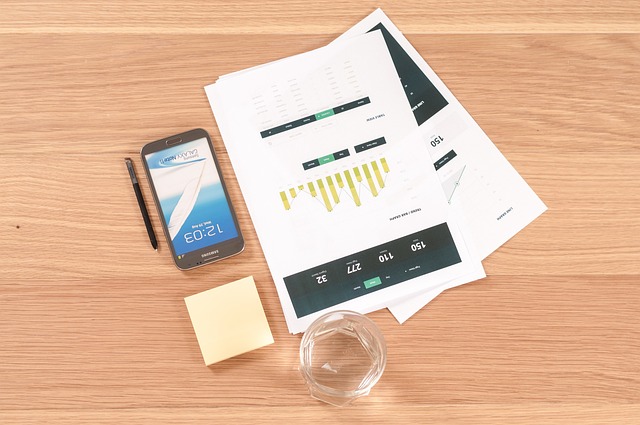 Tablet Android encendida sobre superficie de trabajo